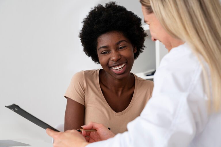 side-view-smiley-doctor-patient